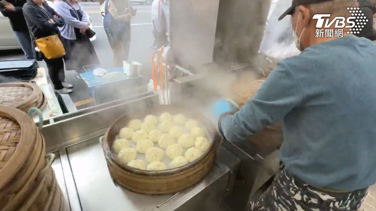 高雄低溫使得早餐店湧現排隊人潮，民眾只為了吃上一口熱呼呼的早點，暖和身子。（圖／TVBS）