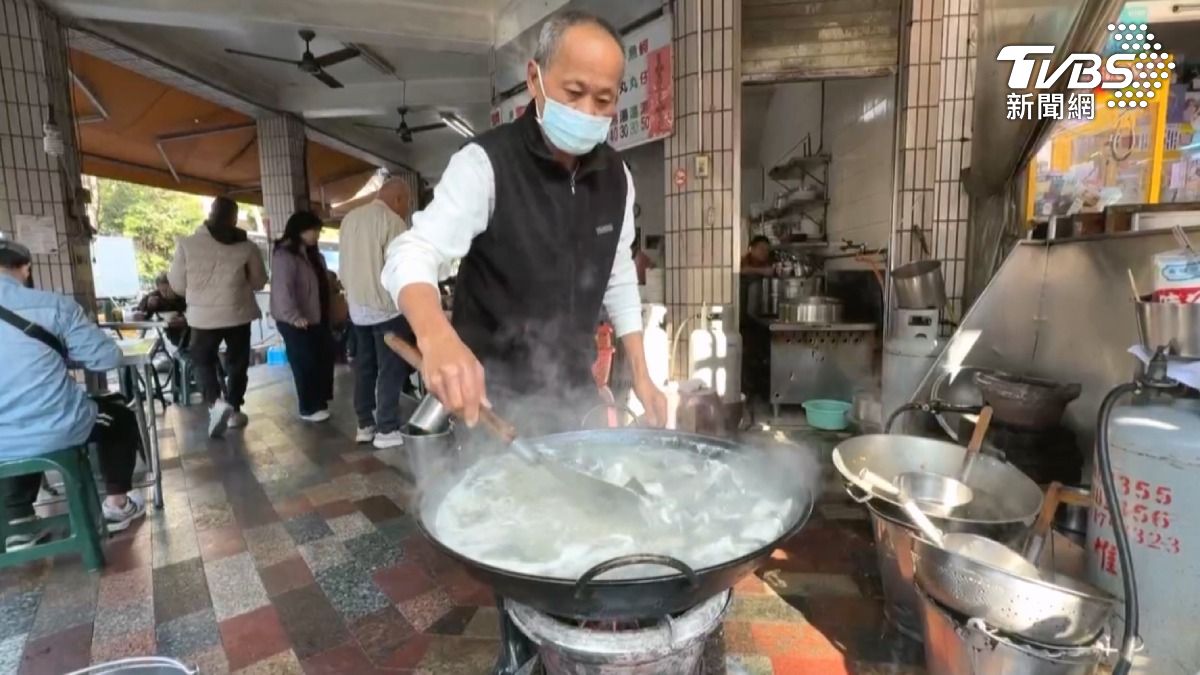 古早味魚湯肉燥飯的店家，都需要一邊做生意，一邊補充食材，可見需求之大。（圖／TVBS）