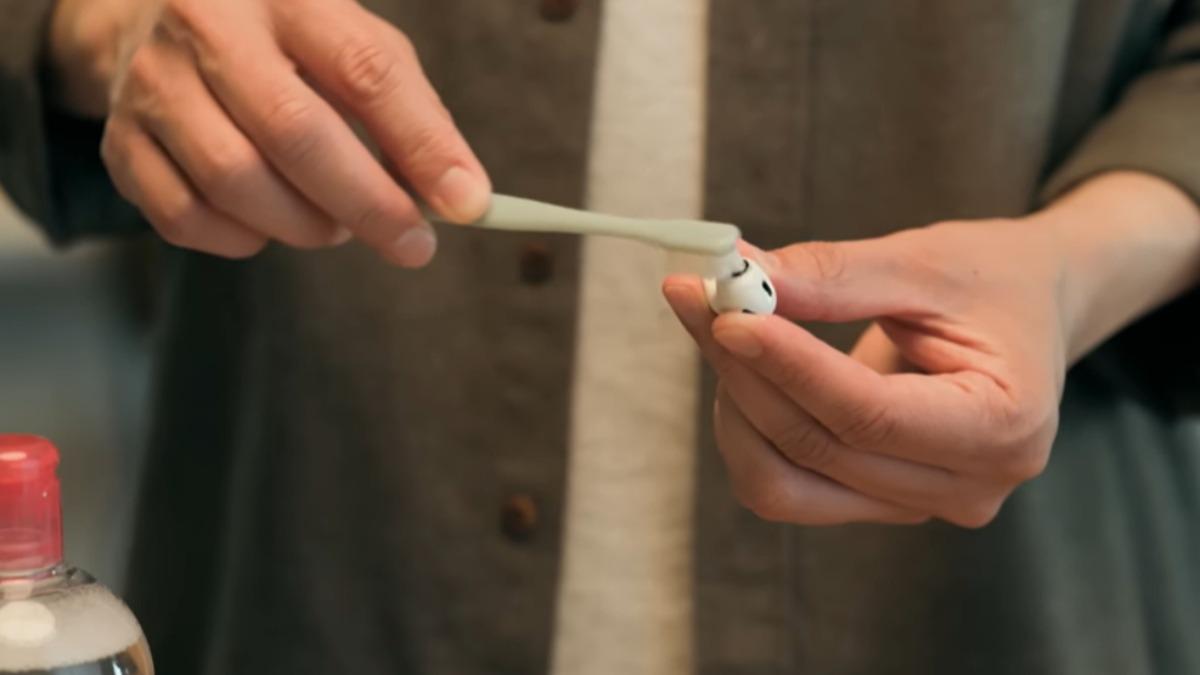 蘋果認證!這「2款卸妝水」清潔AirPods Pro最有效