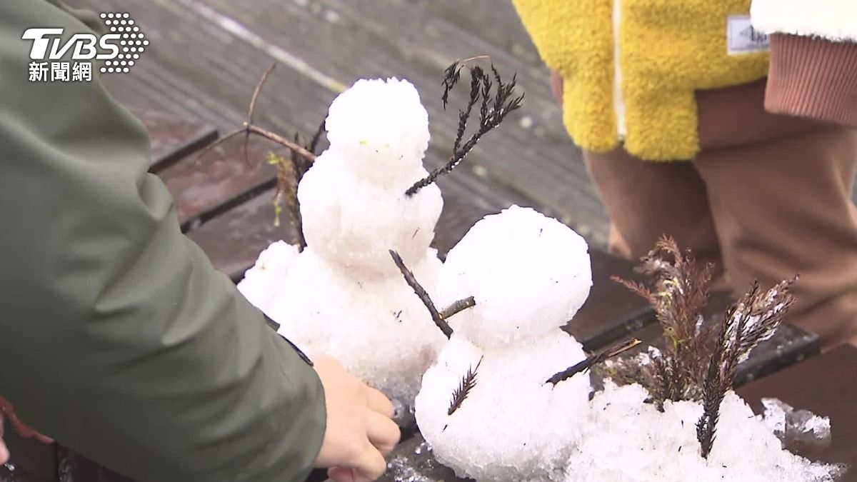 宜蘭太平山雖然沒有降雪,但仍有霧淞,不少民眾用冰做成雪人,依舊很嗨。(圖/TVBS)