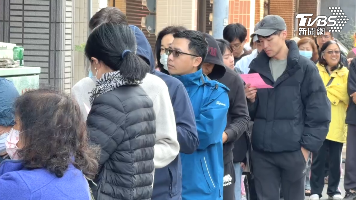 高雄雖然一早出著太陽，但排隊人潮中的民眾幾乎都包得緊緊的。（圖／TVBS）
