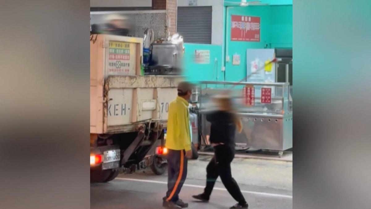 屏東龍泉火鍋店老闆娘在回收過程中手被夾傷。接著拿掃把追打清潔員。(圖/翻攝臉書_龍泉大小事)