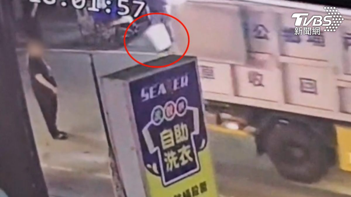 清潔員在處理回收物時不慎夾傷老闆娘的手,不僅沒有道歉,還將垃圾桶直接丟在地上。(圖/TVBS)