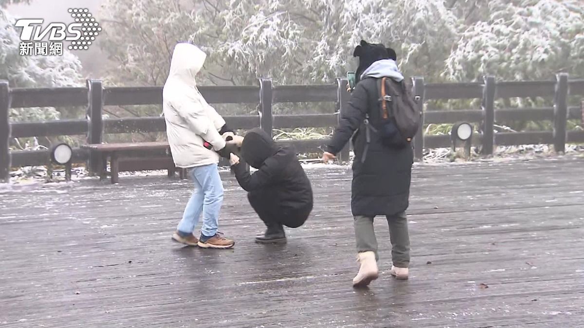 雖然沒下雪,但民眾還是玩得很嗨。(圖/TVBS)