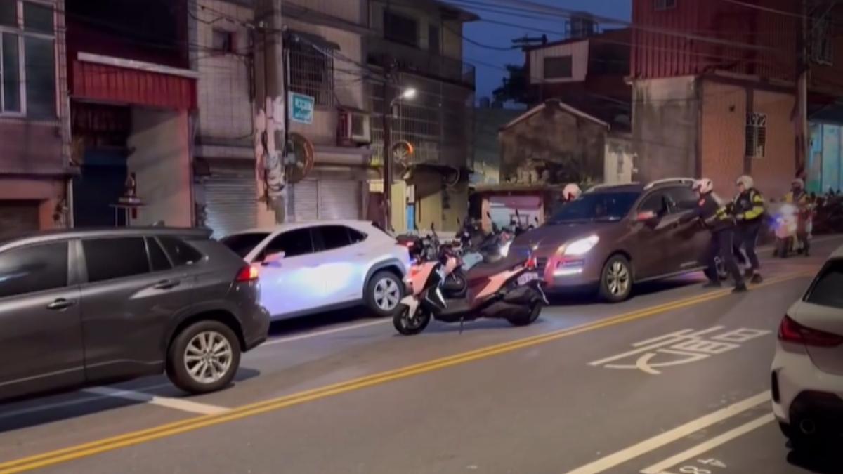 警方攔查小客車,結果車內竟是越南籍失聯移工,甚至有一人是詐欺通緝犯。(圖/Threads @hua_.0415)