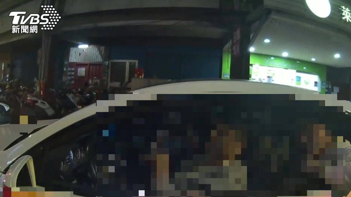 男子違停被取締，離開前按喇叭挑釁警察又被開單。 (圖／TVBS)
