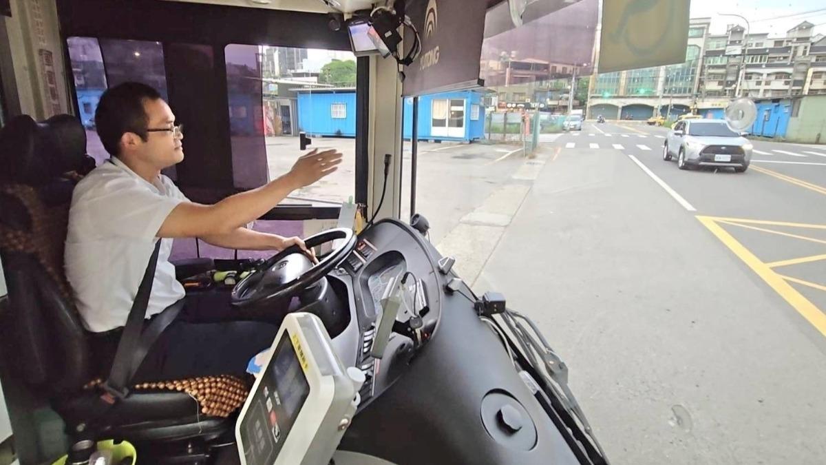 公車司機入職獎金加碼，連個人專業責任險保費也有補助。（圖／桃園市交通局提供）