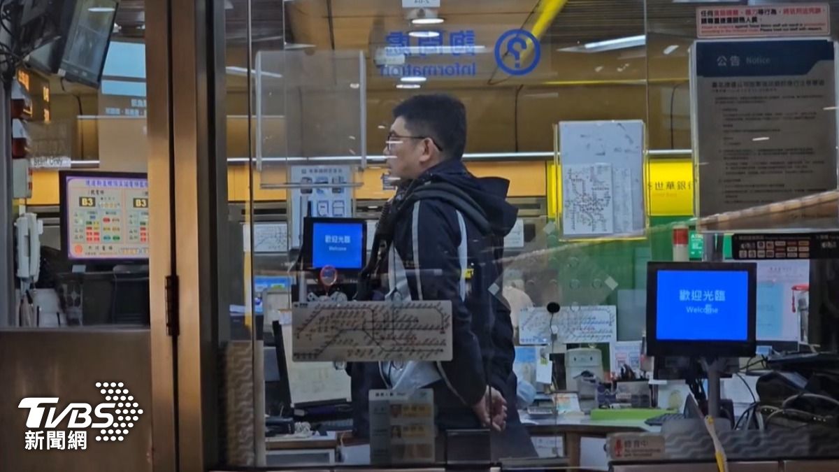 警方調閱監視器追查。（圖／TVBS）