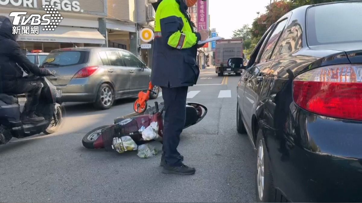 「汽車禮讓機車撞」行人走斑馬線 遭買菜姨騎機車撞倒。(圖/TVBS)