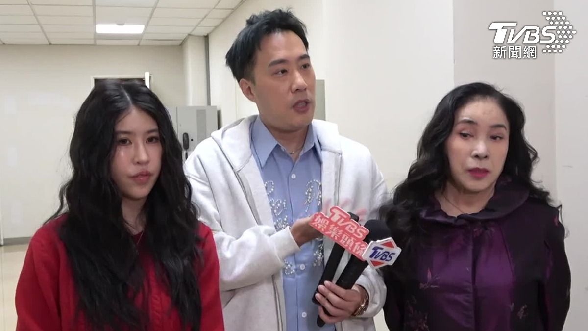 李亞萍與兒子余祥銓、媳婦柔柔受訪。(圖/TVBS)