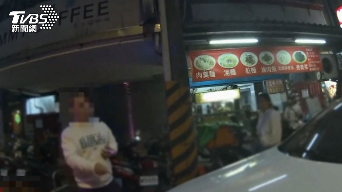 蔡男與員警發生口角。（圖／TVBS）