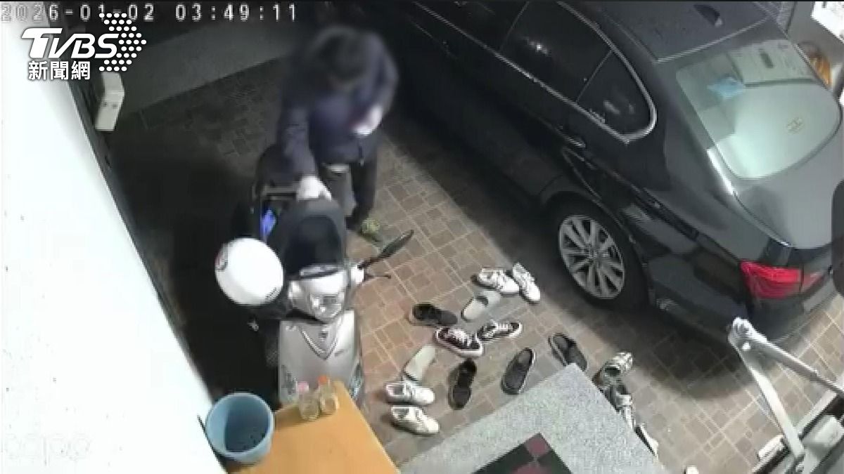 8前科男深夜潛民宅 「聞舔鞋子」畫面曝。(圖/TVBS)