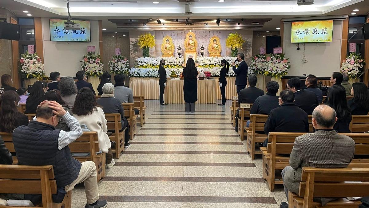 金曲歌王謝宇威前往楊弦告別式,忍悲送別前輩。(圖/翻攝自謝宇威臉書)
