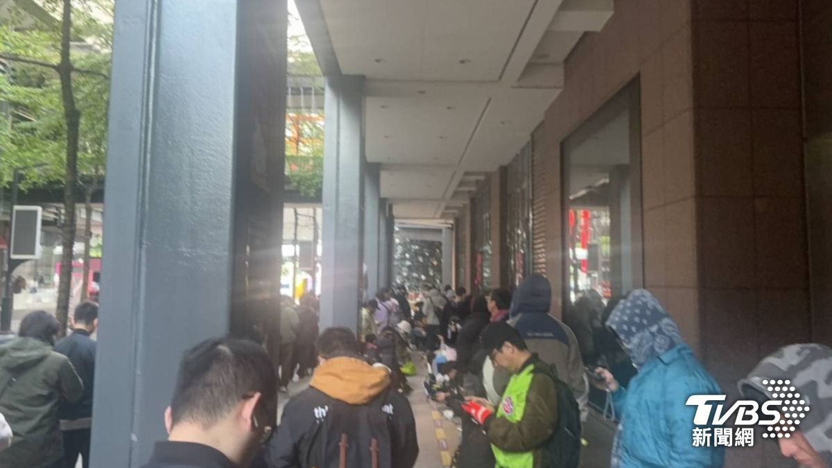 上百粉絲冒冷搶排寶可夢中心入店整理券。(圖片來源/民眾提供)