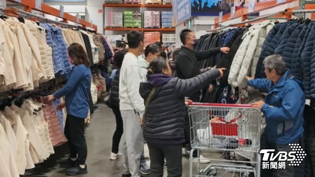 美式賣場服裝區買氣夯。(圖/TVBS)