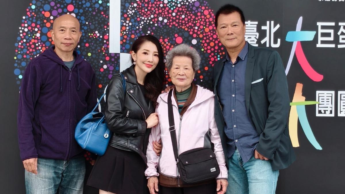 蔡詩萍深受楊弦啟發,曾帶媽媽、老婆朝聖民歌大巨蛋演唱會。(圖/翻攝自蔡詩萍臉書)