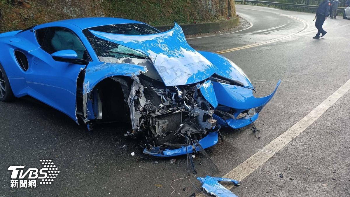 北宜525萬蓮花跑車猛撞護欄 「車頭全毀」超慘畫面曝