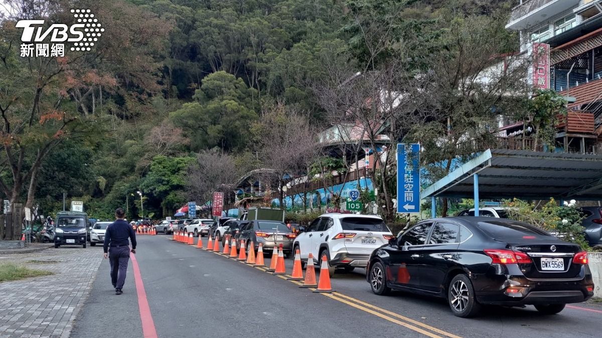 南橫山區今天因路面結冰,造成公路上排隊車潮擁擠,綿延整座山區。(圖/黃祥凱提供)