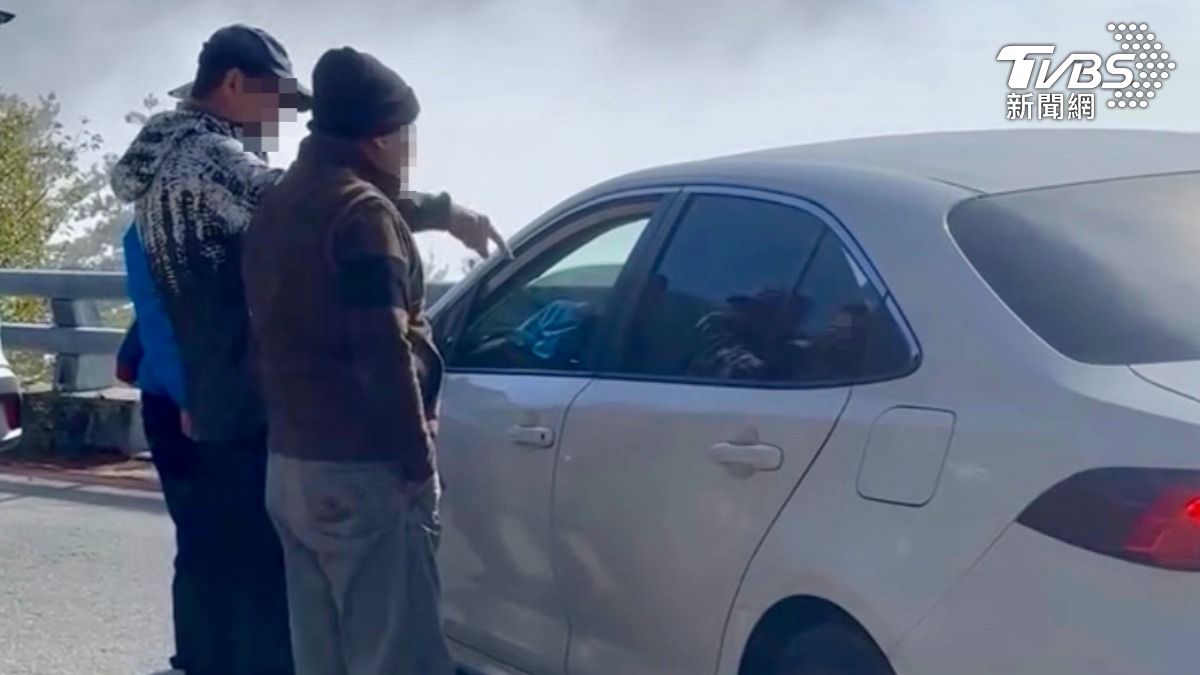 排隊車主不滿白車竟逆向超車插隊,氣得紛紛走下車理論,怒斥該駕駛倒車回去。(圖/民眾提供)