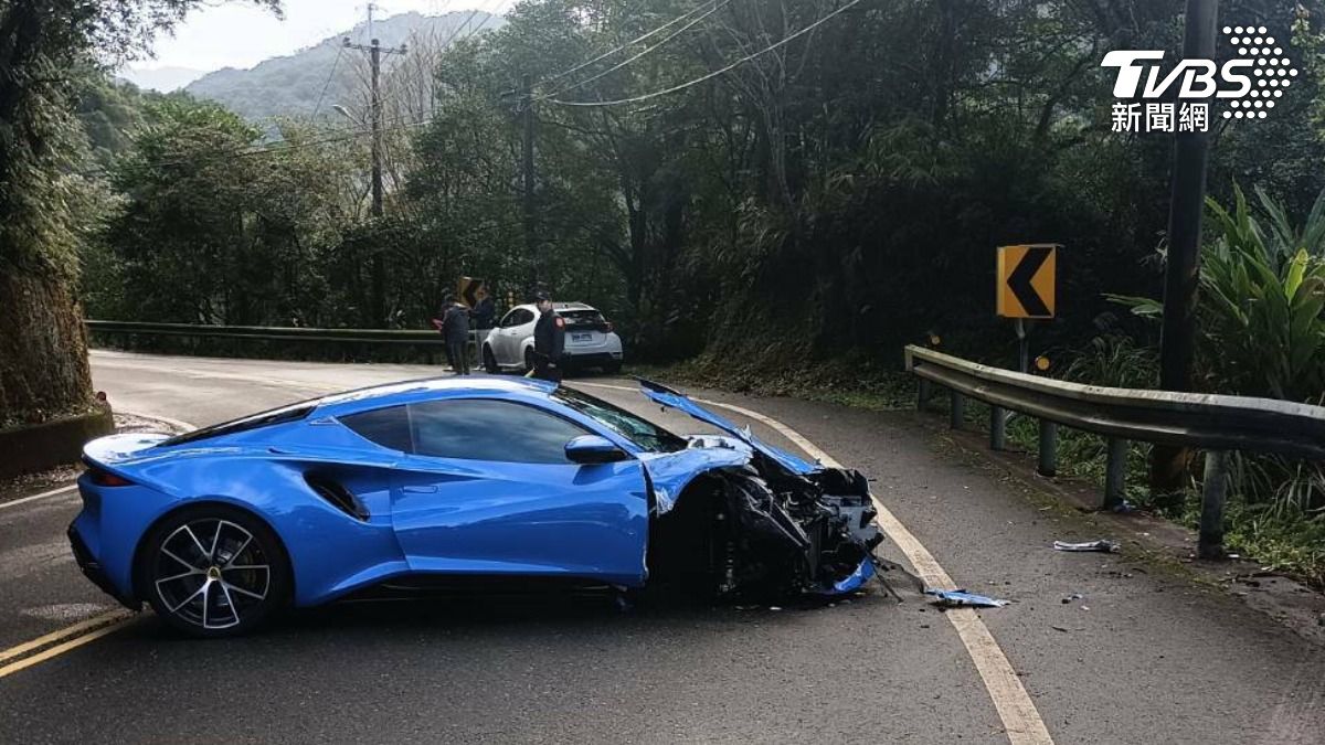 跑車車頭幾乎全毀、現場車殼四散。(圖/TVBS)