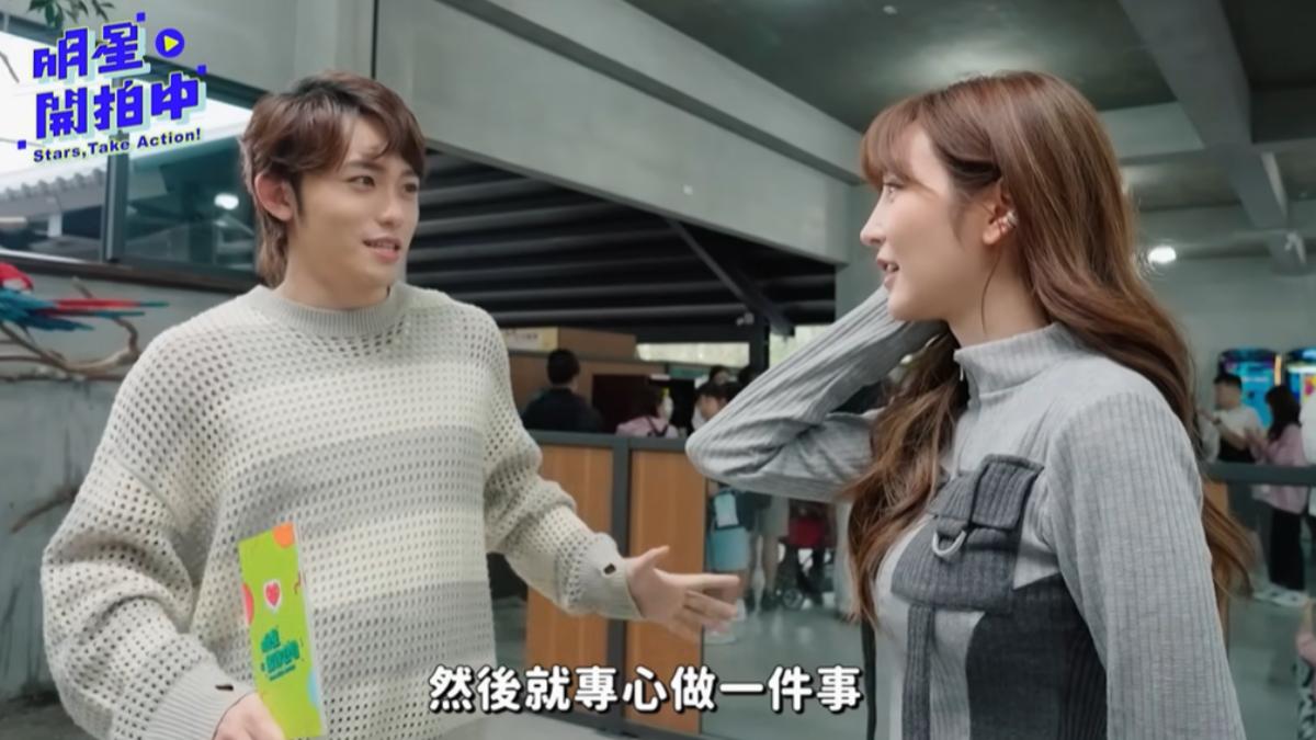 蔡宜軒(左)用寵物打開話題。(圖/TVBS)