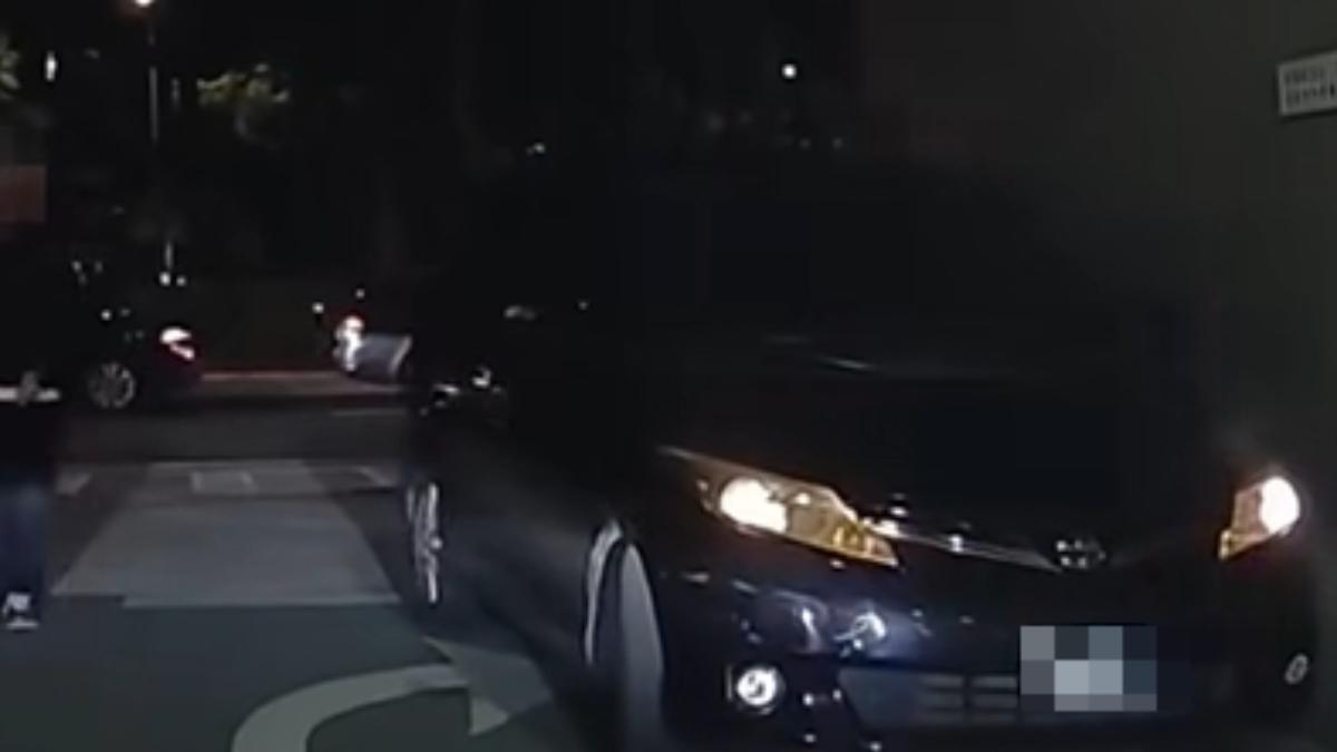 邱毅座車直接逆向後違停路邊,警方將依法傳喚駕駛說明。(圖/爆料公社)