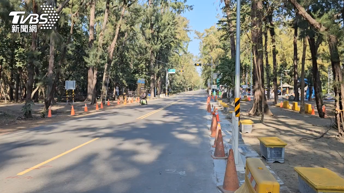 由於現有的監視器多對著路面拍攝,防風林的廣大腹地則缺乏監控,警方正全力調查此案。(圖/TVBS)