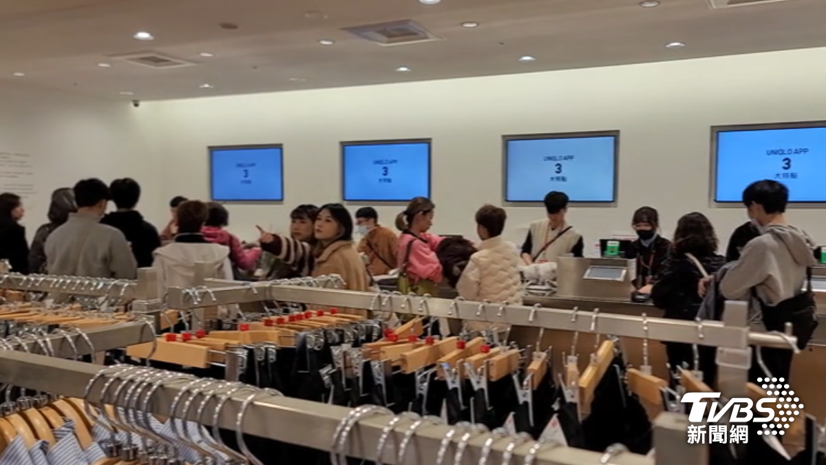 天氣變冷平價服飾店湧人潮買禦寒衣物。(圖/TVBS)