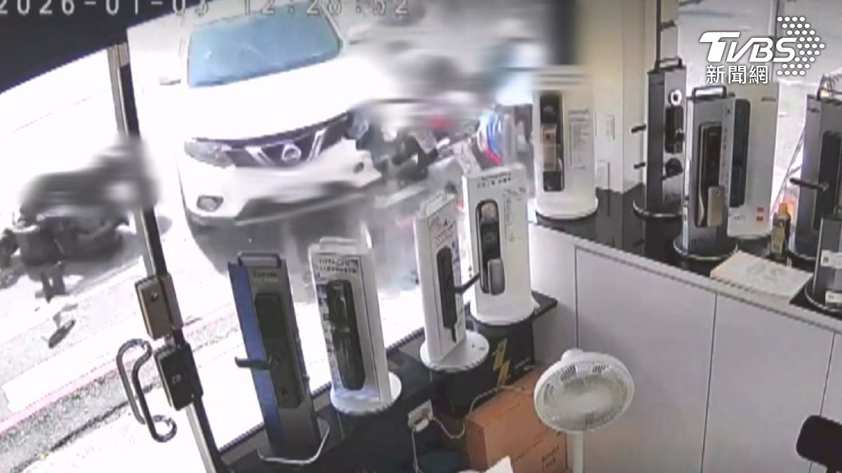 一輛白色轎車直直往前暴衝，三名騎士全被撞飛倒成一片。（圖／TVBS）