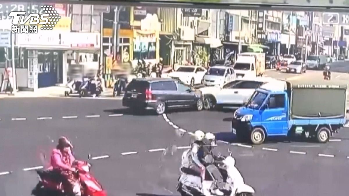 直行車主表示，因為旁邊都是左轉的車輛，所以看不到對方車輛，看到對方時，對方已經撞上來了。（圖／TVBS）