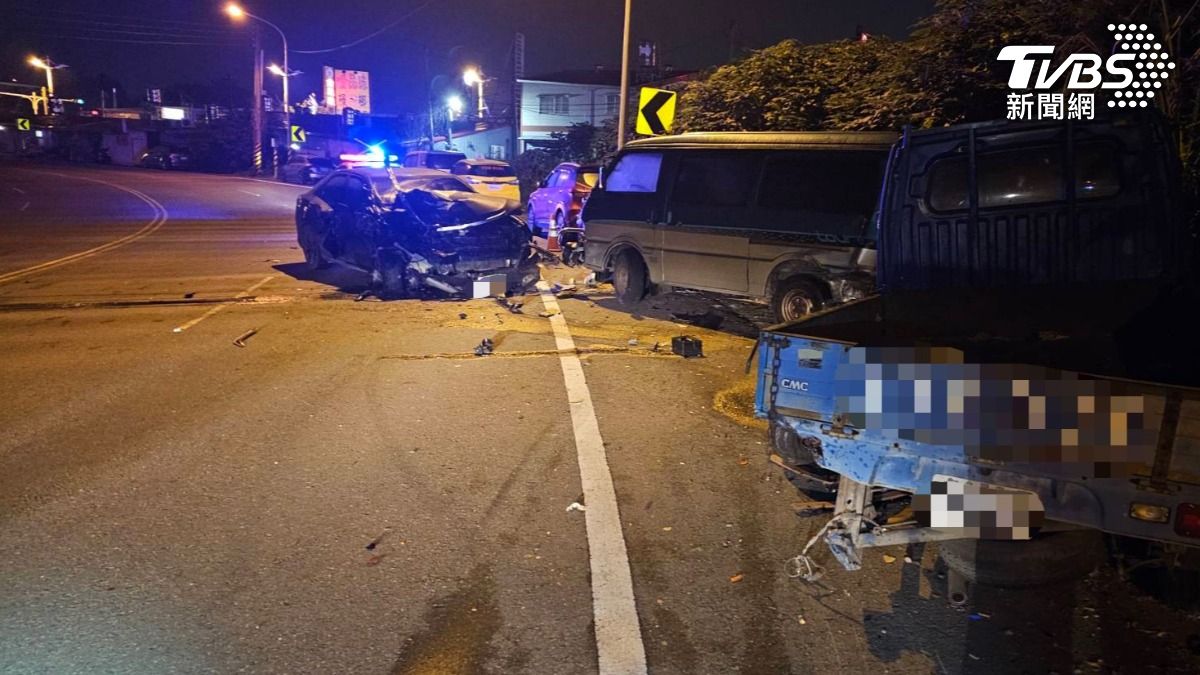 在屏東地區一名37歲楊姓駕駛因疲勞駕駛，自撞路邊三輛轎車，撞擊後車頭全部撞爛。（圖／TVBS）