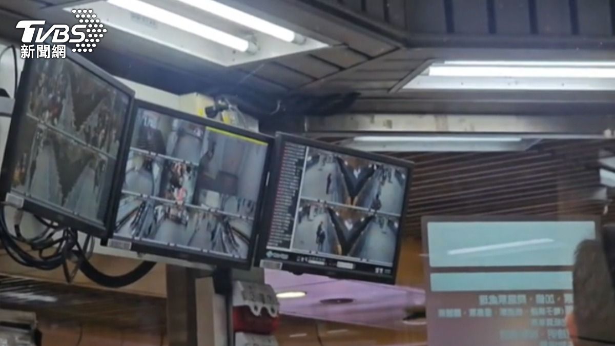 15歲少年捷運站點燃衛生紙,捷運公司回調監視器,尋車廂找到人。(圖/TVBS)