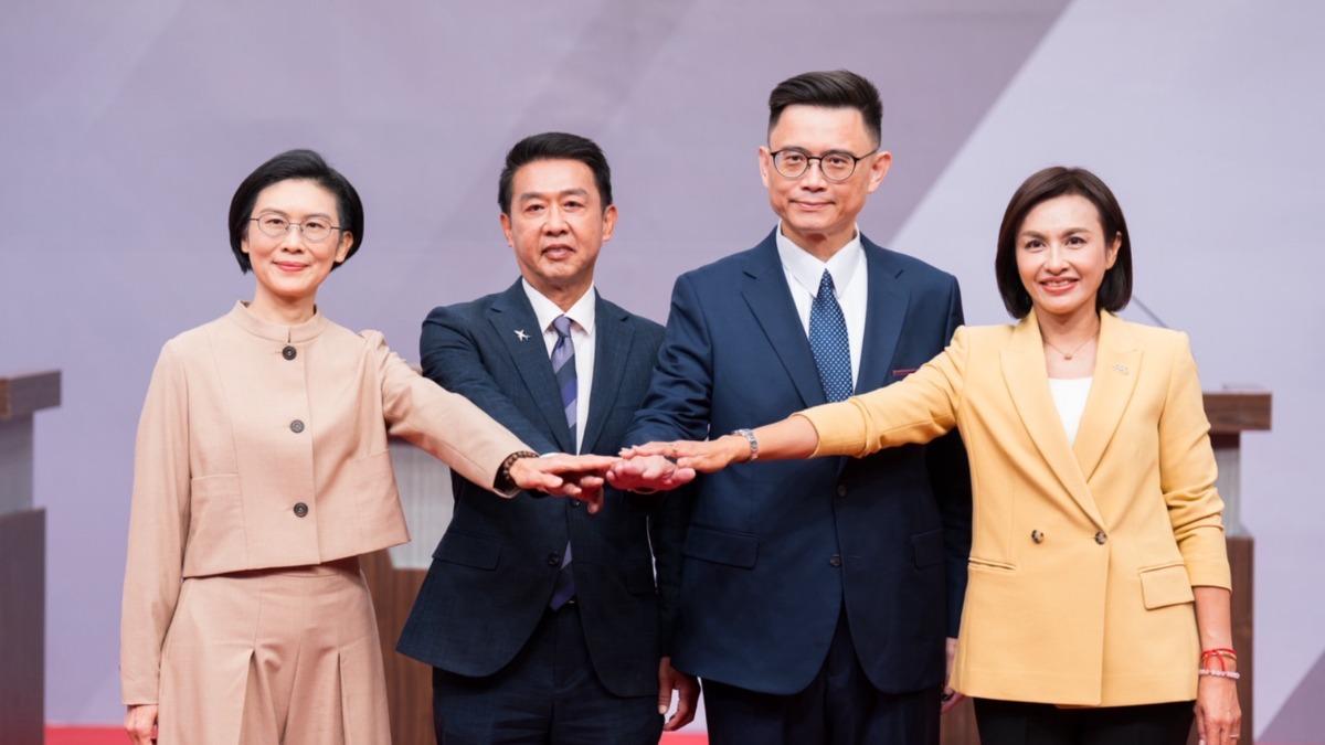綠營高雄市長初選政見會登場,四位參選人同台交鋒。(圖/民進黨提供)