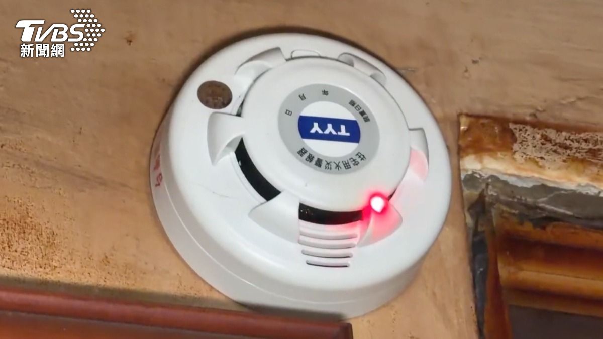 當時屋內的住警器大聲警報「發生火災,火燒厝快跑」,這聲音引起了鄰居的警覺,促使他們第一時間通報。(圖/TVBS)