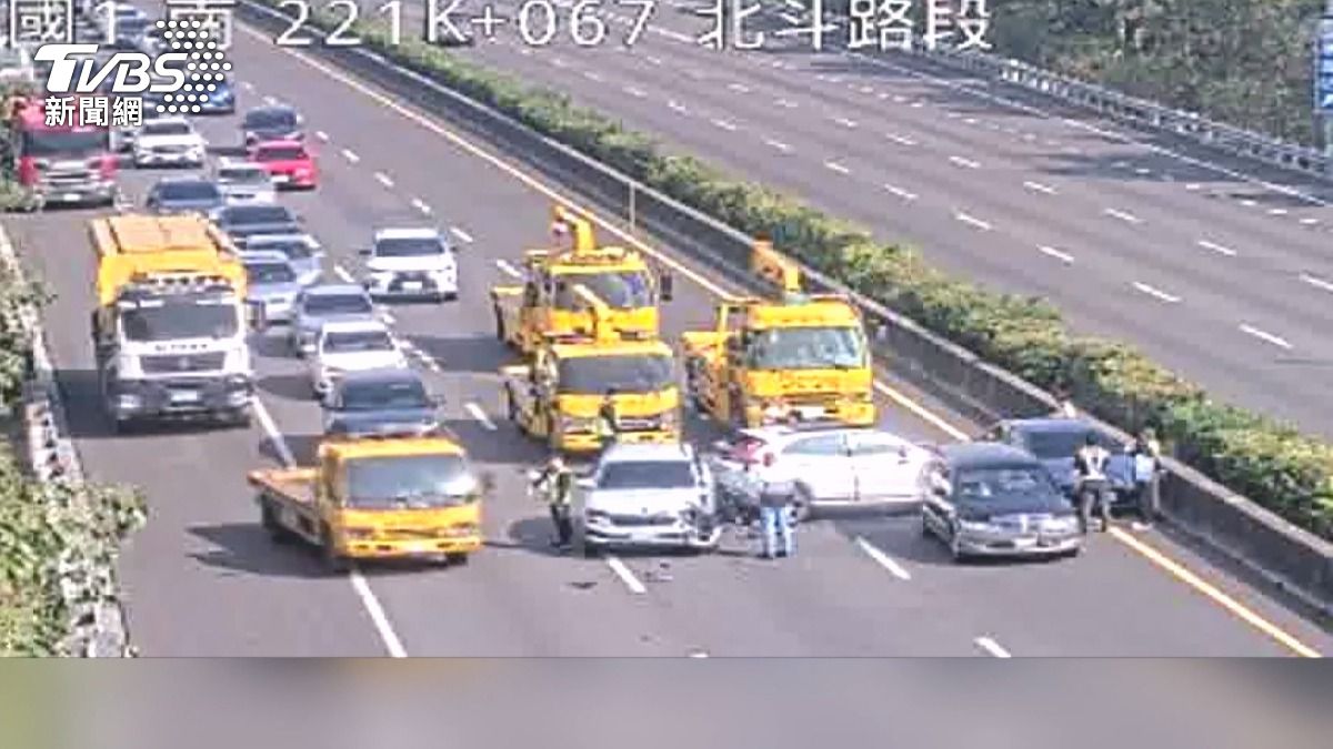 國道一號南下四車連環追撞!白車突切換車道 37歲目擊駕駛:真的嚇爛。(圖/TVBS)