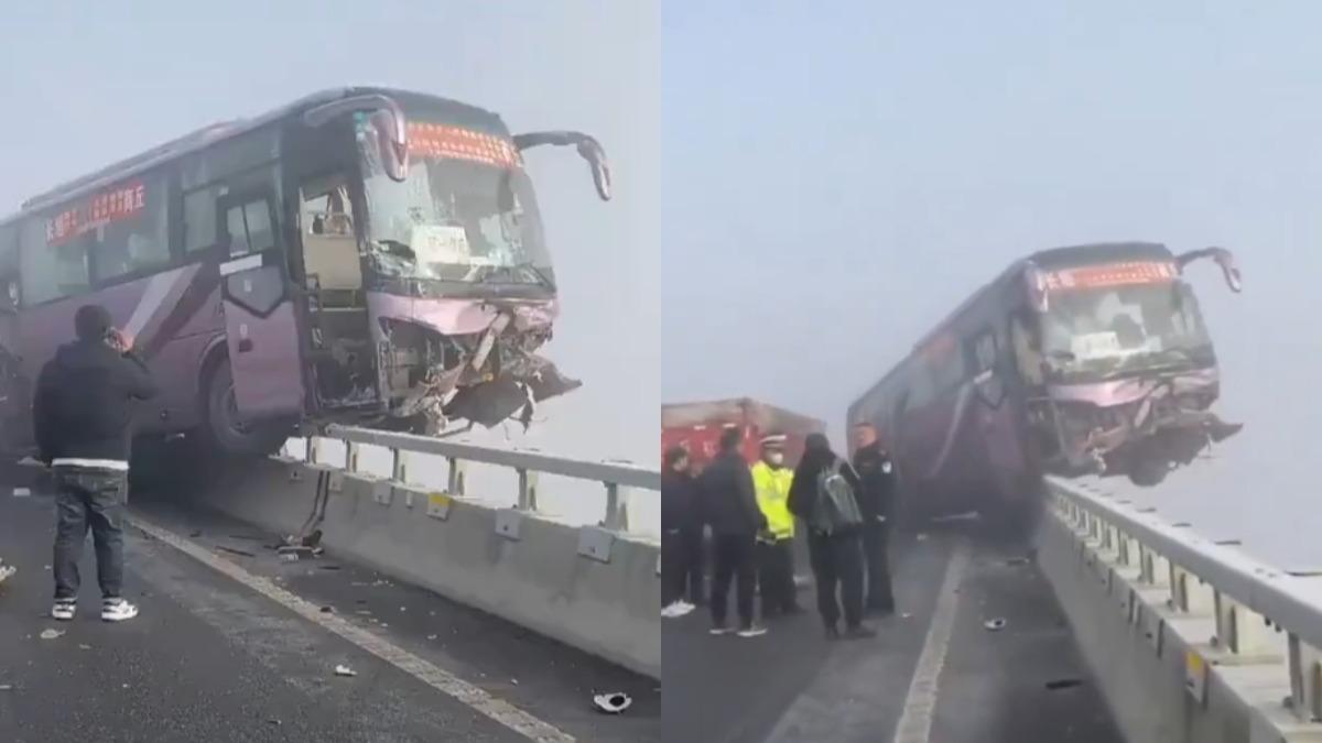 驚險畫面!陸濃霧嚴重追撞「巴士衝破護欄」險墜河 車頭懸空掛橋邊