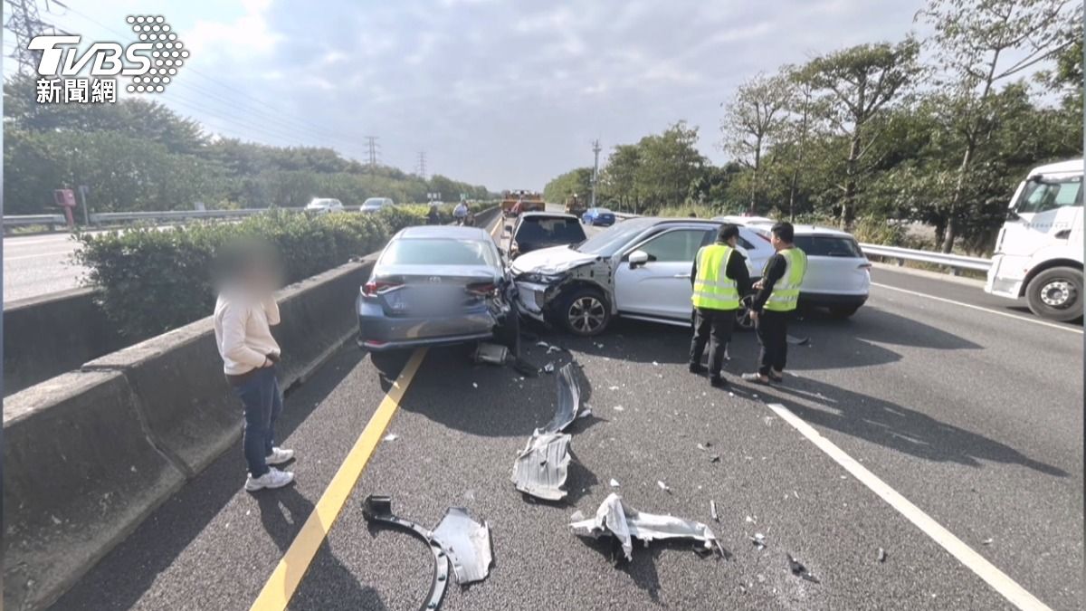 白車突切線釀禍 國一四車撞3人傷。(圖/TVBS)
