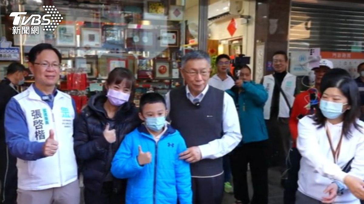 現場排隊合照人潮不斷。(圖/TVBS)