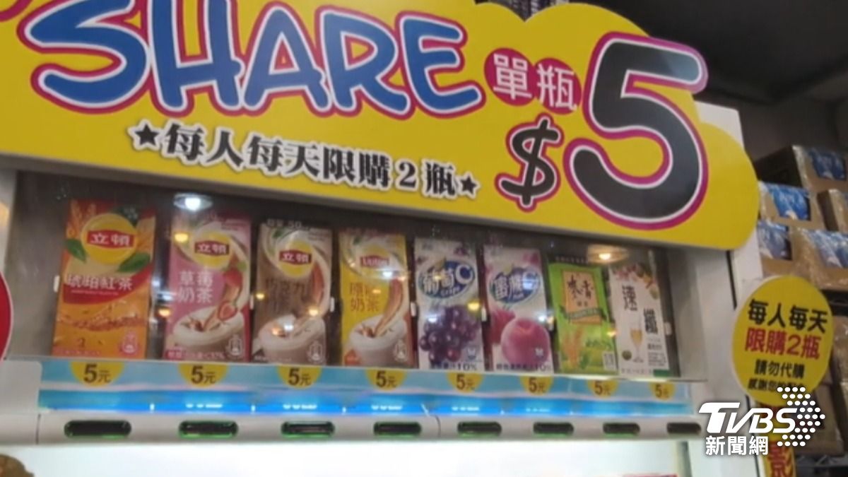 有雜貨店內藏有一台超佛心的販賣機，飲料通通只要5元。（圖／TVBS）