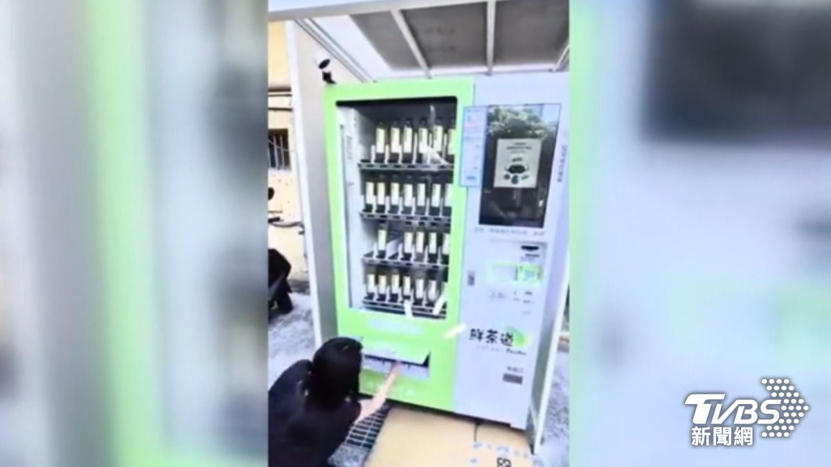 連鎖手搖飲打造高壓萃取茶飲販賣機，主打超大罐的SIZE。（圖片翻攝／鮮茶道）