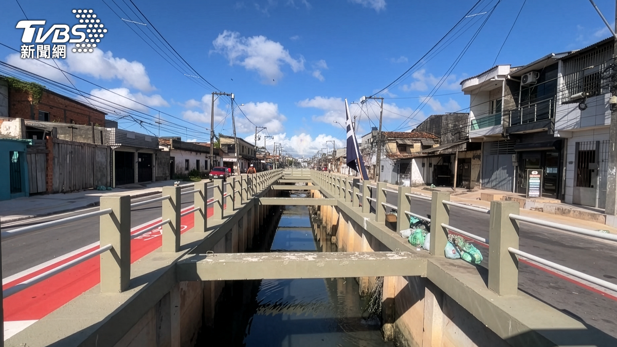 貝倫昔日貧民窟河流經過整建後,與老舊樓房形成強烈對比。(攝/TVBS特派記者 朱光弘)