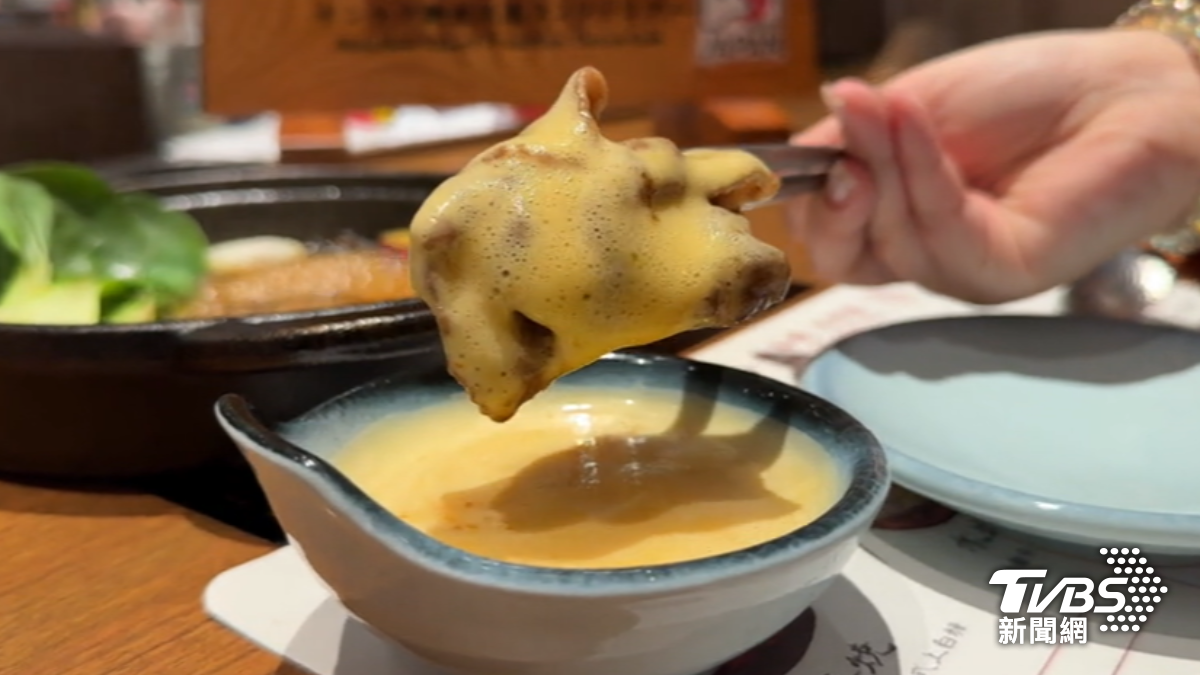 火鍋業者推出的個人壽喜燒鍋，有別一般生食雞蛋，業者將蛋液打成慕斯狀，可以完美包覆肉片。（圖／TVBS）
