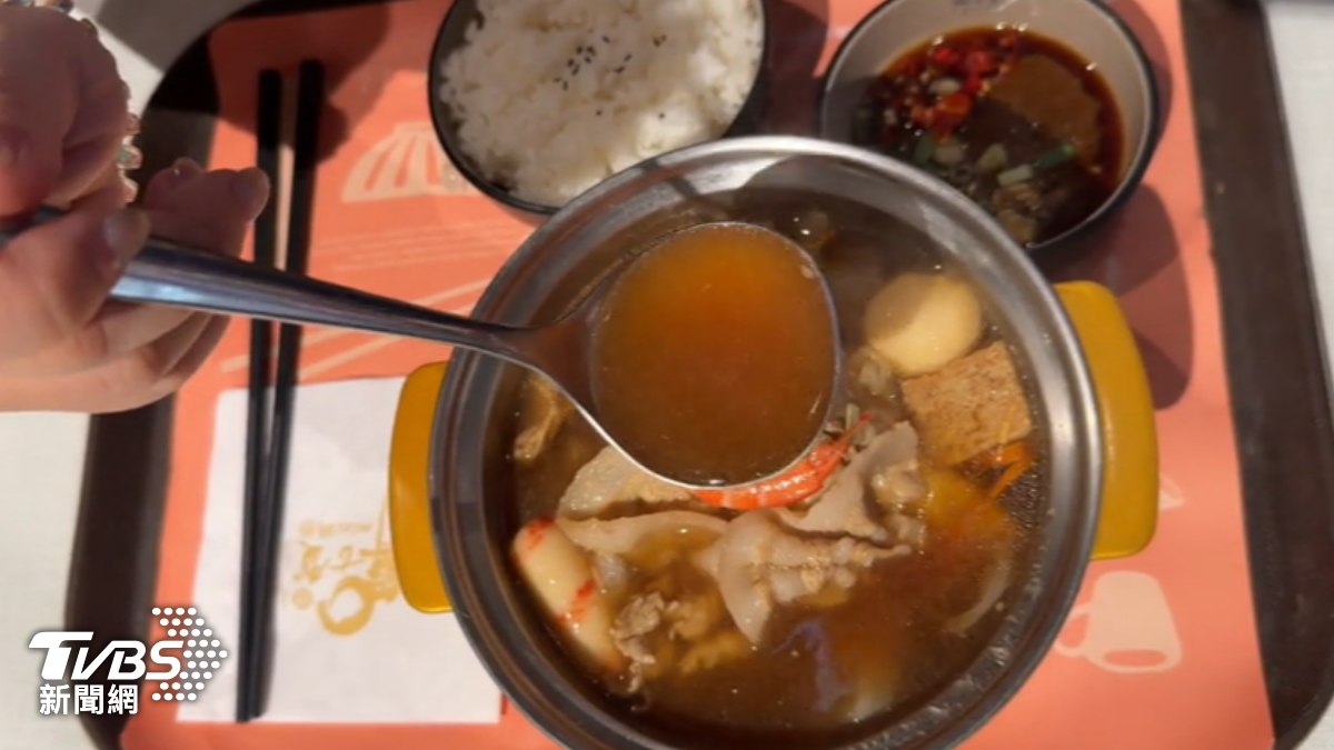 個人鍋業者推出「溫燉藥膳」湯頭，加入中藥藥材溫潤滋補。（圖／TVBS）