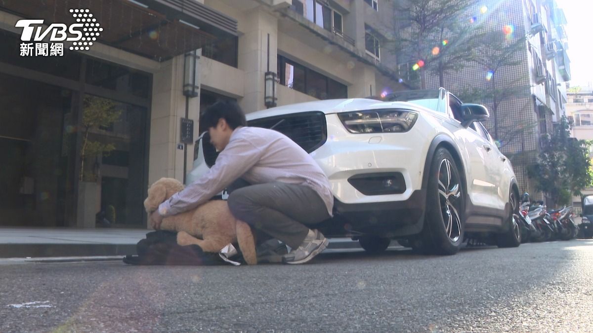 實測休旅車「蹲下消失術」 藏視線死角 。(圖/TVBS)