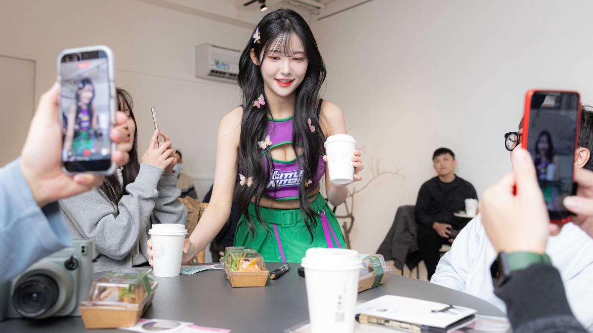 高佳彬幫粉絲送餐。(圖/CHEER UP提供)