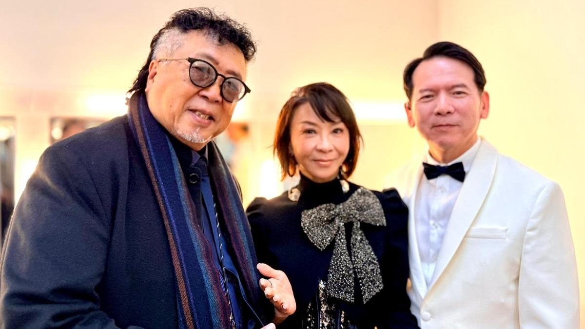 音樂教父鮑比達(左)也特地去探班范怡文等人的演出。(圖/翰森娛樂提供)