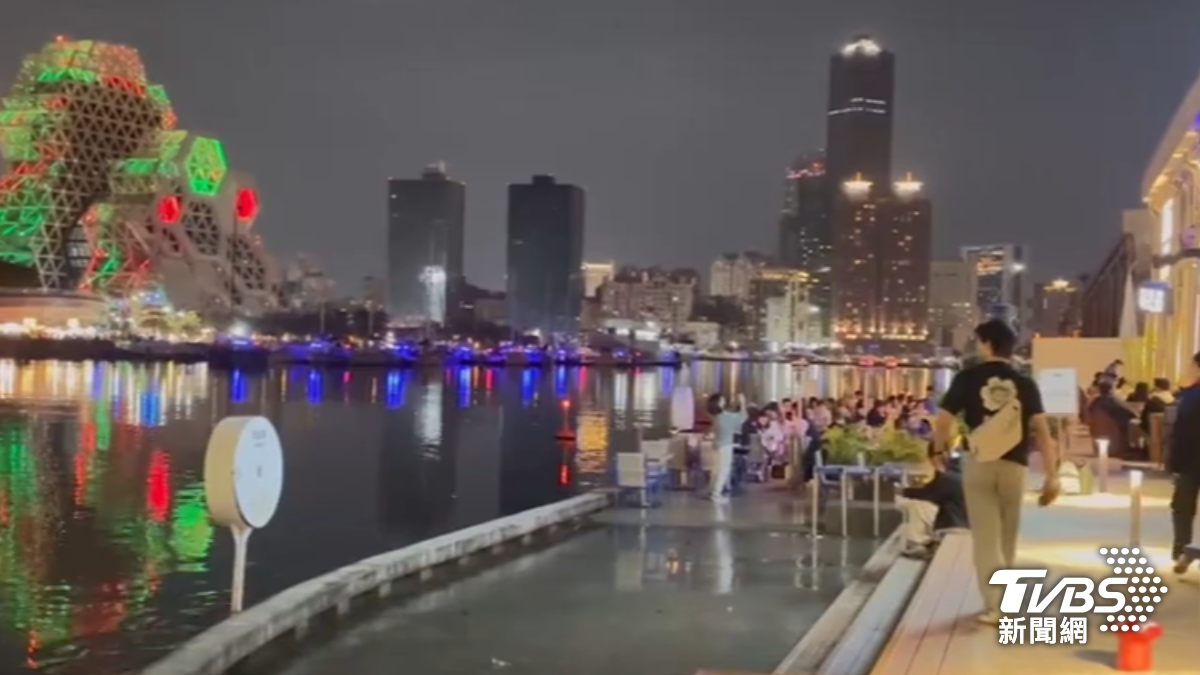 高雄港遇到大潮，海水灌進大港橋附近的餐廳。（圖／TVBS）