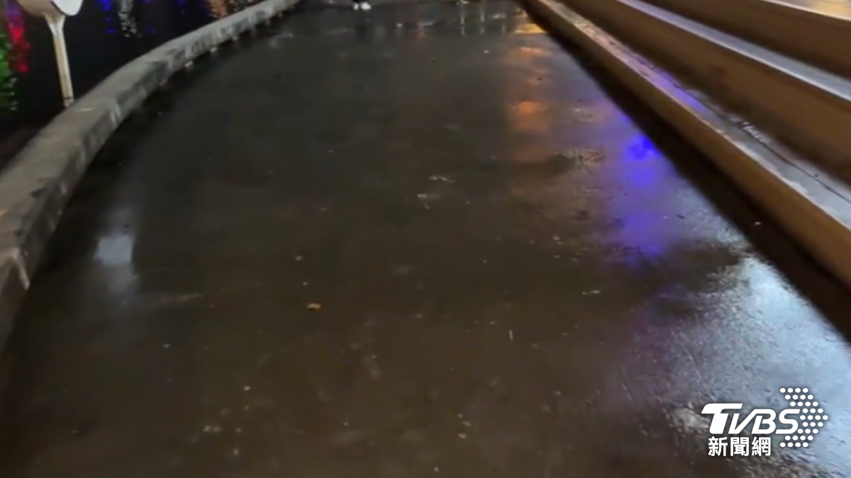高雄港遇到大潮，海水灌進大港橋附近的餐廳。（圖／TVBS）