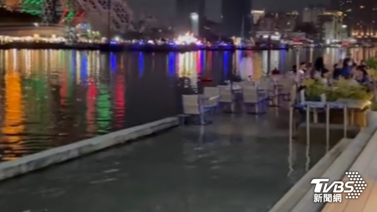 高雄港遇到大潮，海水灌進大港橋附近的餐廳。（圖／TVBS）