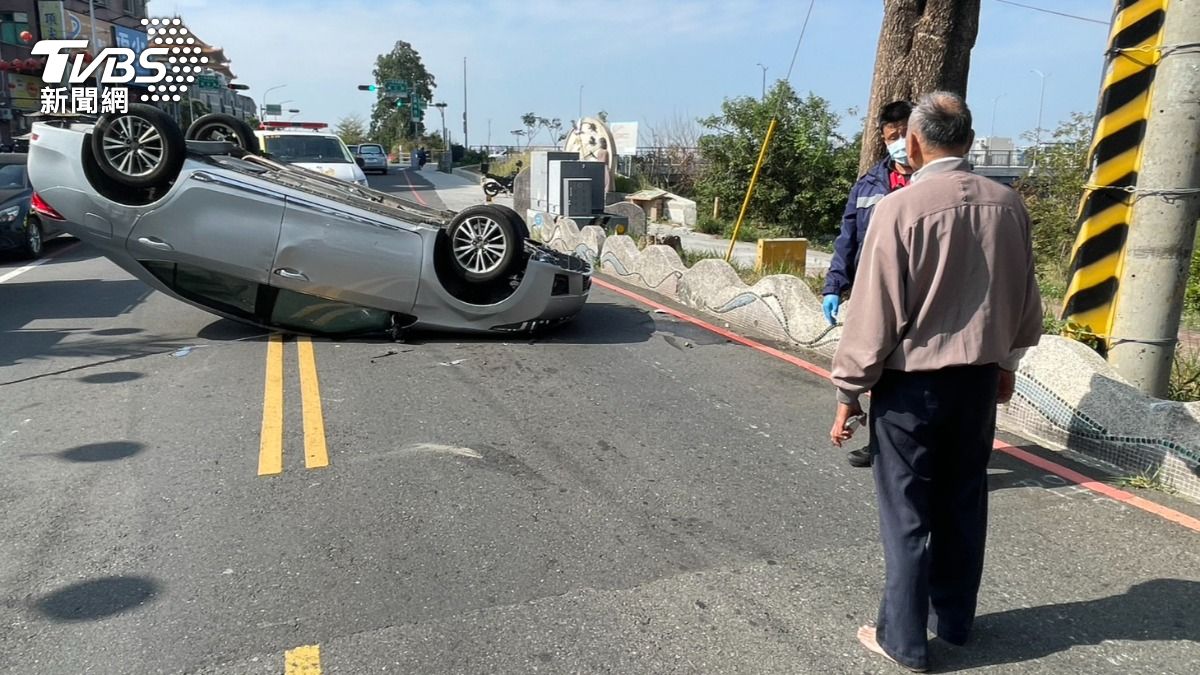 轎車自撞護欄90度翻覆，75歲駕駛自己從車內爬出來。（圖／TVBS）